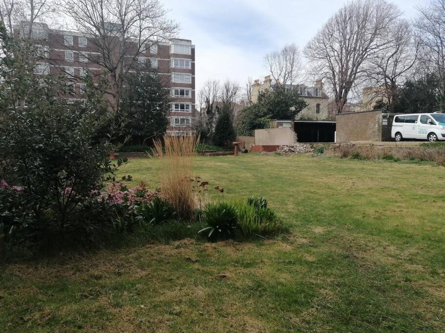 Appartamento 4 Quiet Compact Studio With Garden View - Best Location - Comfortable - Quiet Hove Esterno foto