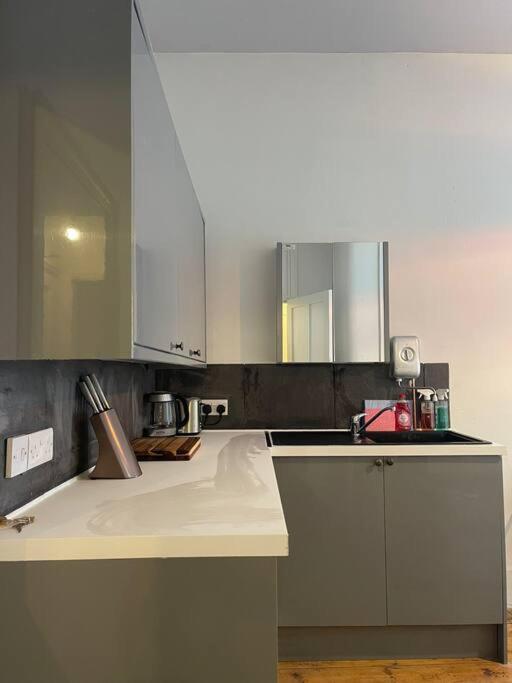 Appartamento 4 Quiet Compact Studio With Garden View - Best Location - Comfortable - Quiet Hove Esterno foto
